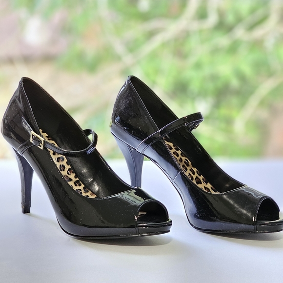Black Tahari Peephole Stilletos with animal print insole Size 7. - Picture 2 of 5